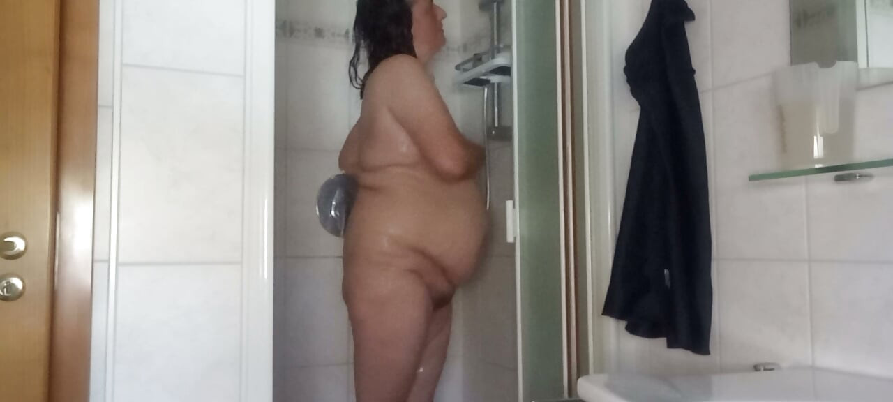 巨大な尻を持つ太ったBBWがシャワーの中でオナニー パート2