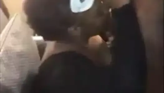 Une vieille belle-mère noire suce une bite de strip-teaseuses à une soirée