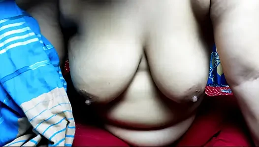 Мачеху соблазняют к вагинальному удовлетворению одна дома, мачеха жестко трахается и говорит грязно, вводит пальцы в вагину, задницу