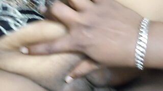 Une femme indienne sexy se fait doigter et baiser brutalement, partie 2