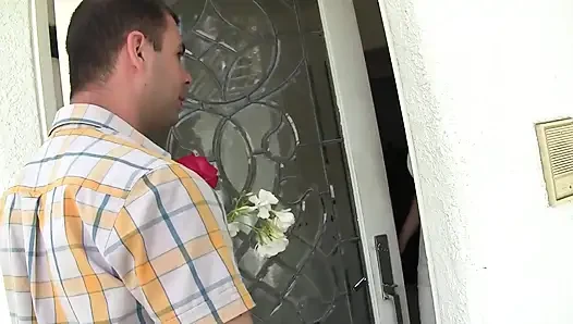 Sarışın orta yaşlı seksi kadın Velicity von, göt dilliyor ve analingus seks seansında götünü siktiriyor