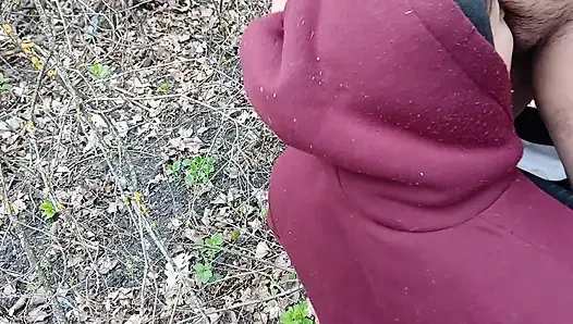 Ich pinke und ficke meinen liebhaber in den mund im wald, damit meine frau uns nicht erwischt