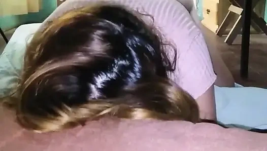 Pembe elbiseli kız arkadaşımla cep telefonumla kayıt yapıyor