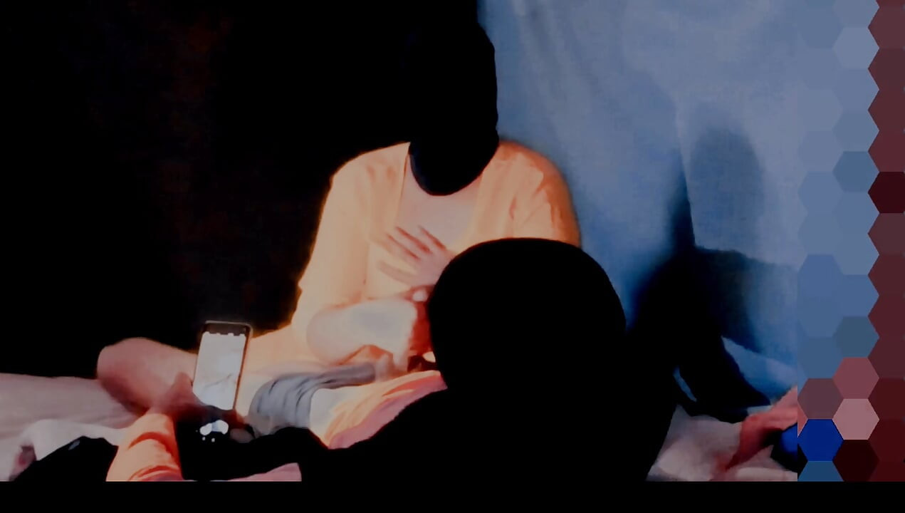 Razgovarajući sa snajom snajom prijateljicom i ubeđujući je da je jebe, popio mi je spermu potpuno iz njenih xxx videa