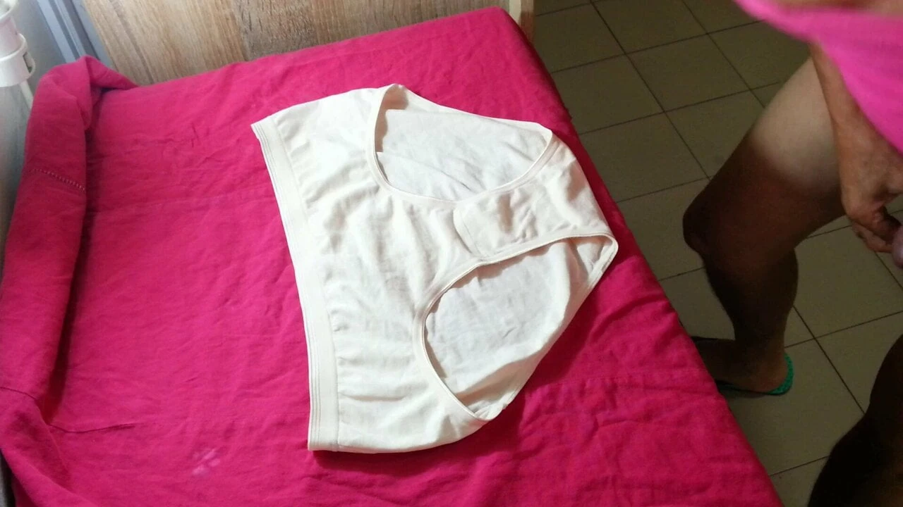 Mijn sperma spuiten op een Chinese milf gebruikt slipje