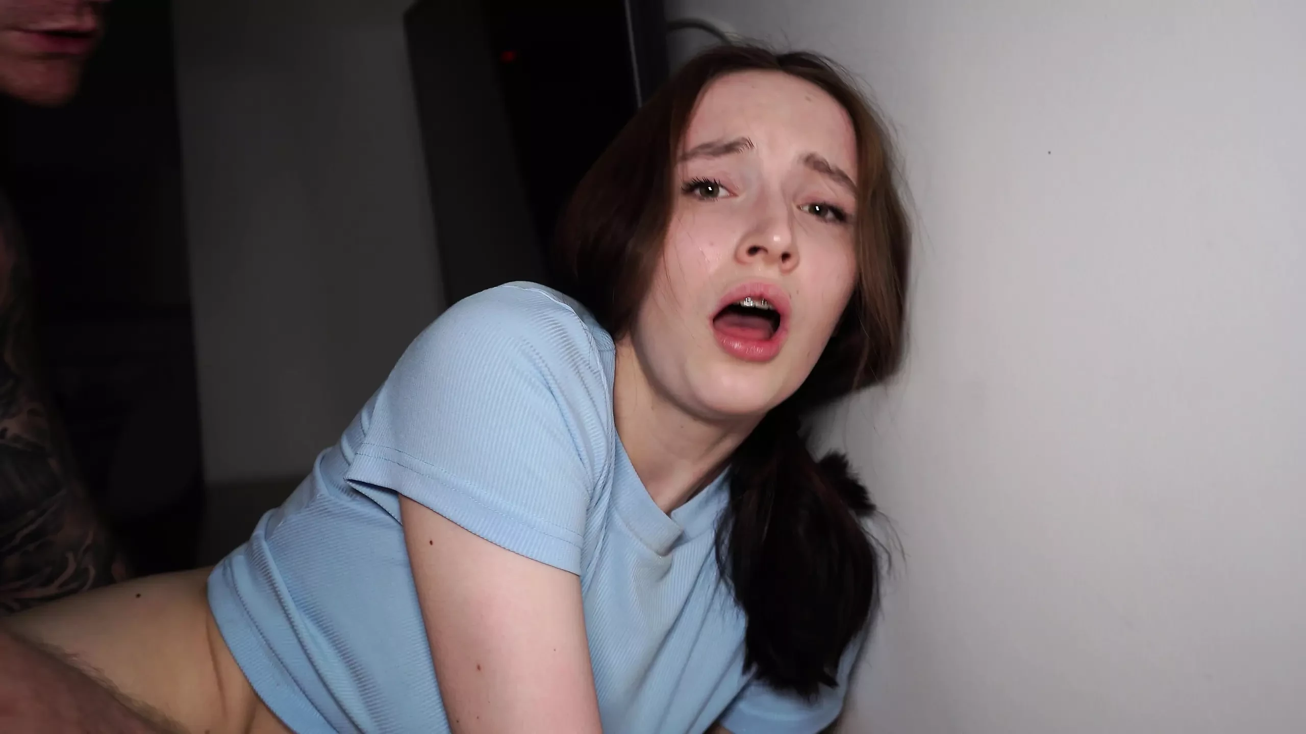První tvrdý sex a první stříkání v jejím životě. Erica Mori. Martin Kouzlo.