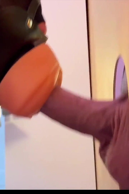 Izazov svršavanja - Strejt tip skače iz teretane i jebe se duboko u gloryholeu