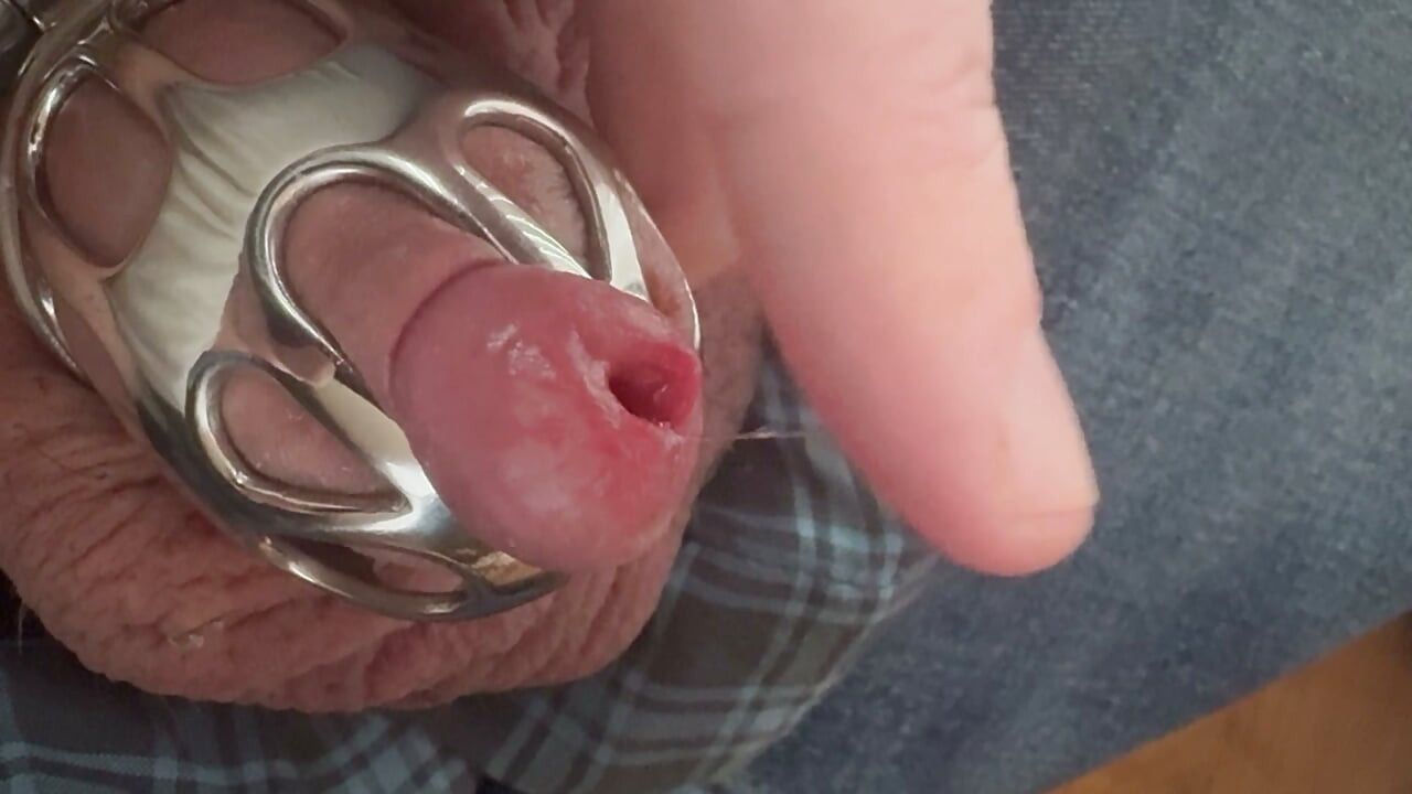 Pokazujem mami svoj cureći kurac koji curi kroz kavez