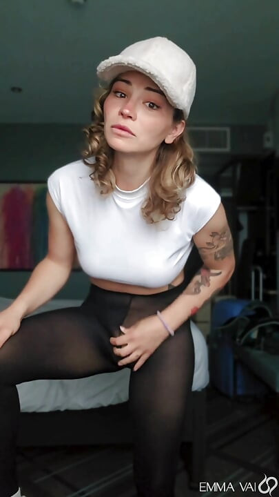 TGirlは汚れた靴下やタイツで遊ぶ