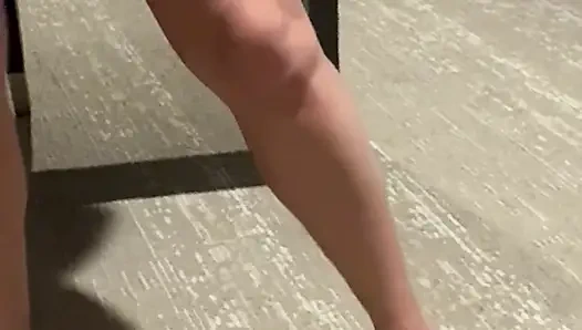 MILF mit großen natürlichen möpsen macht eine show