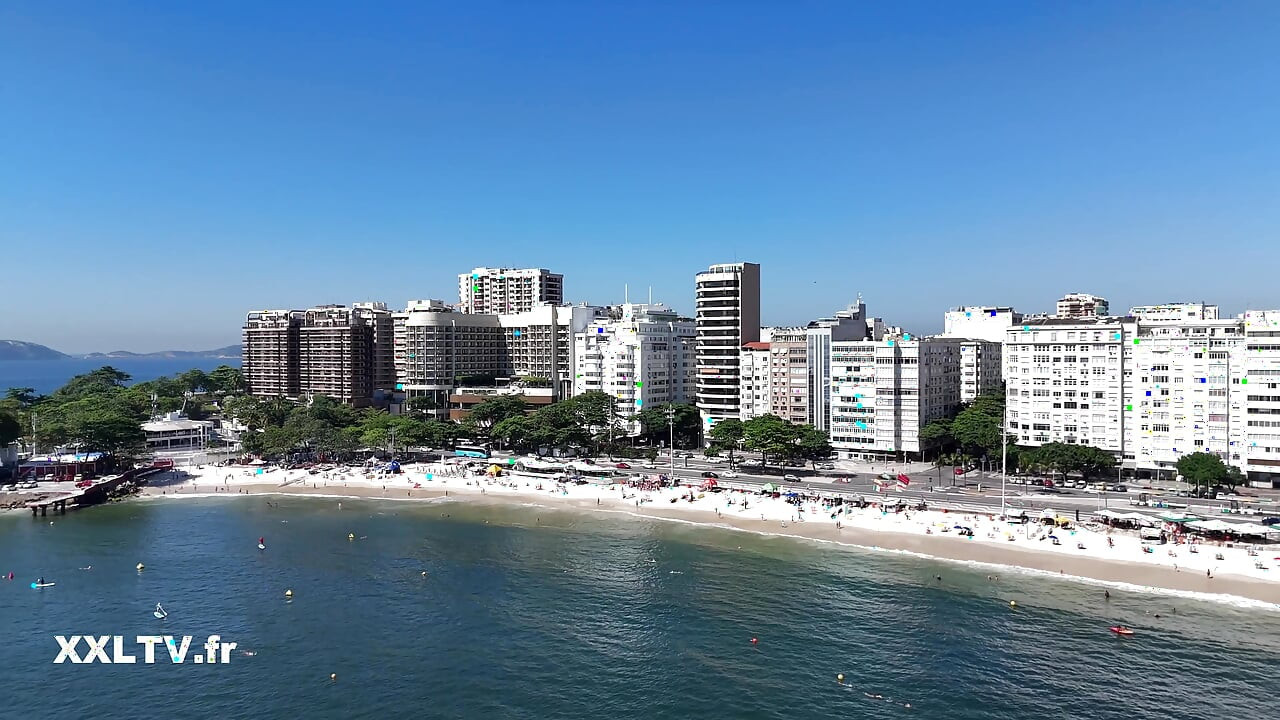 Ele é servido por Clea Gaultier e Anna Polina