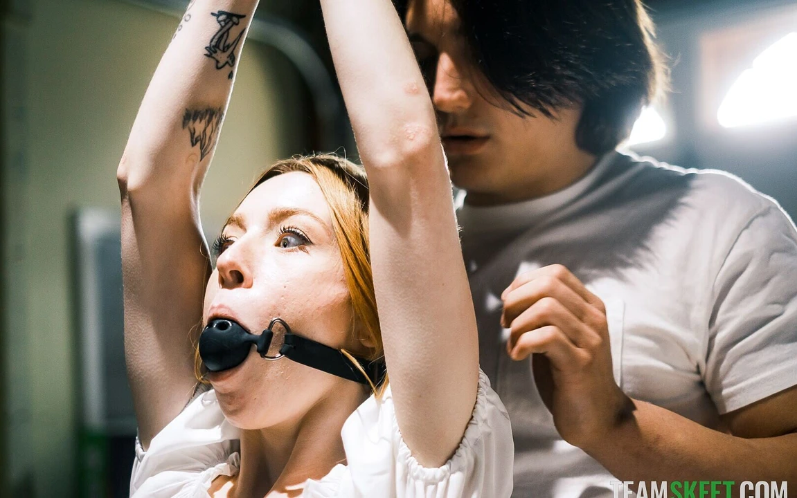 她的继兄弟已经尝到了她的阴户, 现在轮到她继父了