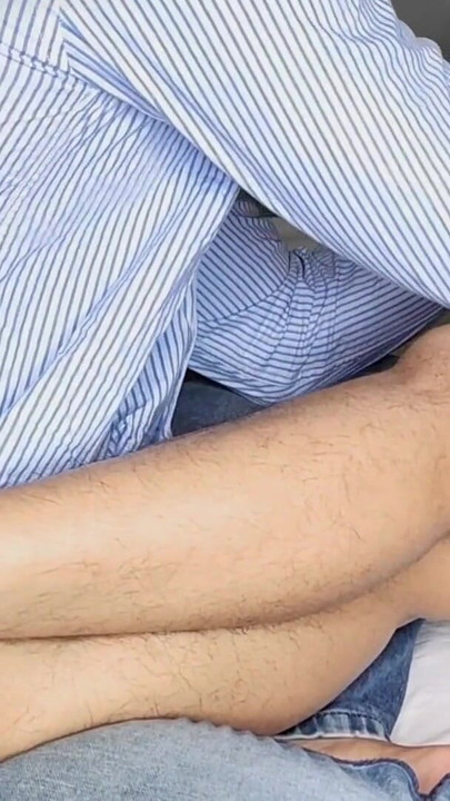 لحظة مهمة من "التسلل إلى منزل صديقتي وسخيف كسها الكريمي الرطب"