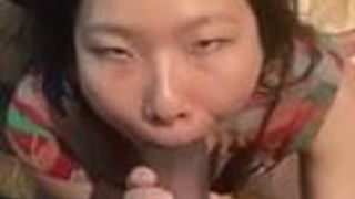 Aziatische vriendin deepthroat grote zwarte lul