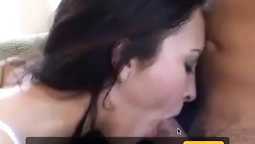 İki delikanlı gırtlağına kadar alıyor ve seksi genç bir esmeri sikiyor