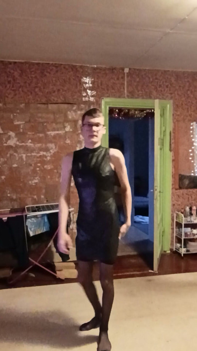 Sissy Slaps Her Ass