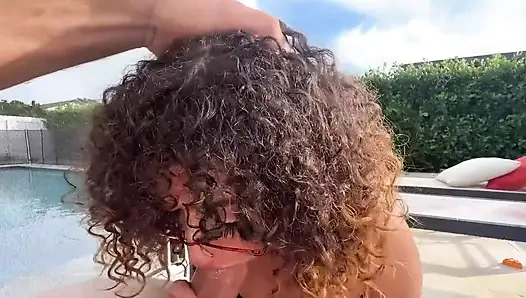 Сексуальная Kira Perez готова к развлечению со мной с большим хуем, показывая с ее круглой жопой, готовой раздеться для меня на улице