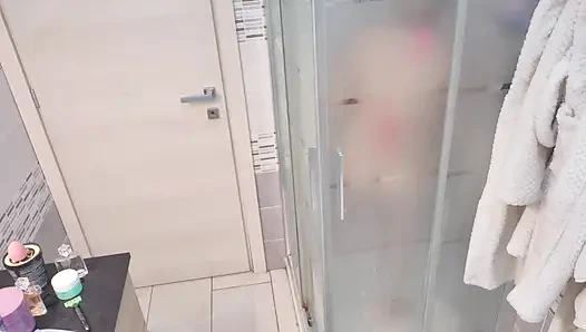 Горячая в душе и полностью мокрая сексуальная