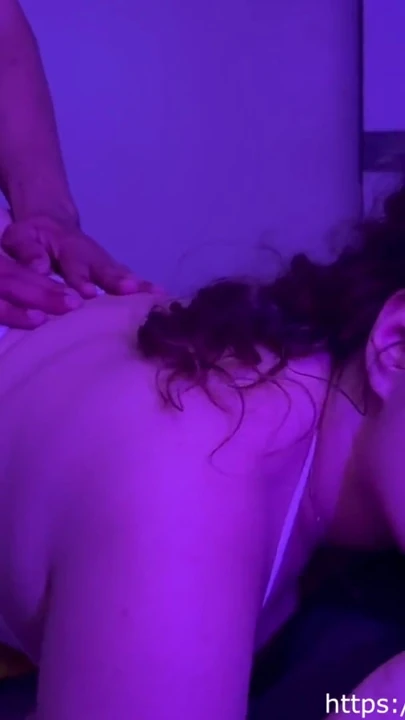 丰满人妻和她的老公和朋友玩3P！ |剪辑 1