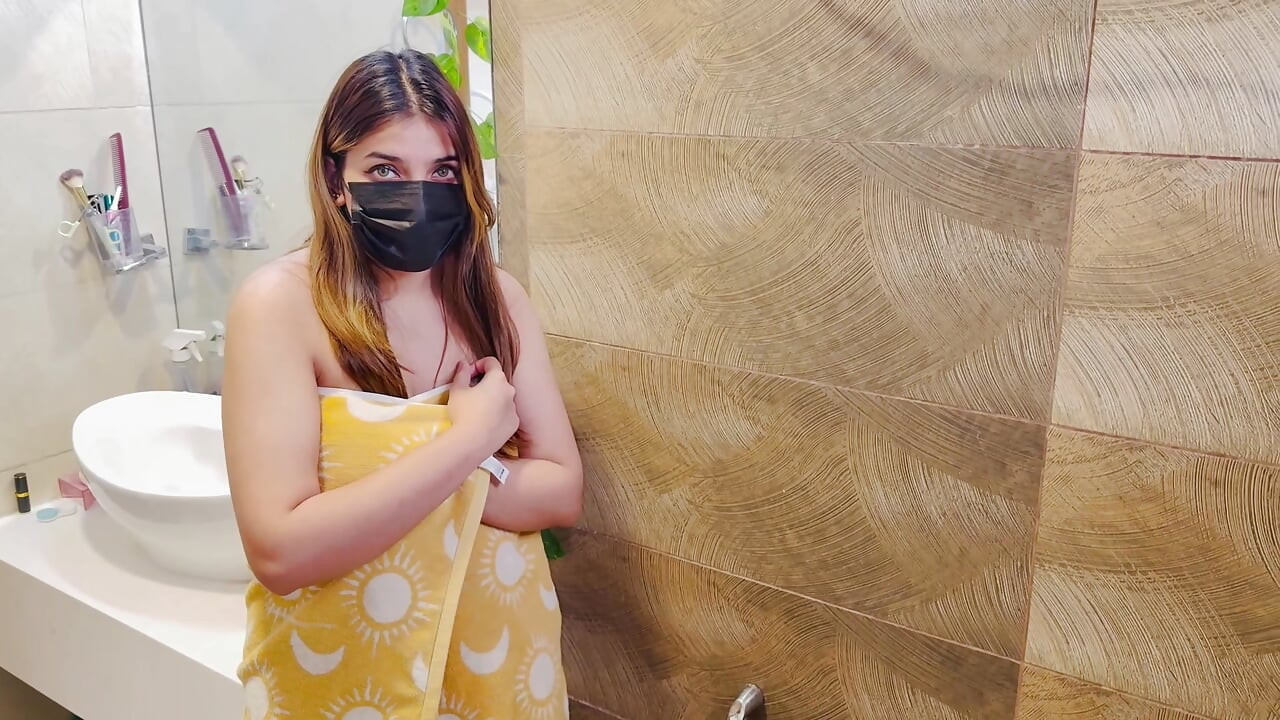 בתה של בעלת הבית החזה שרה,