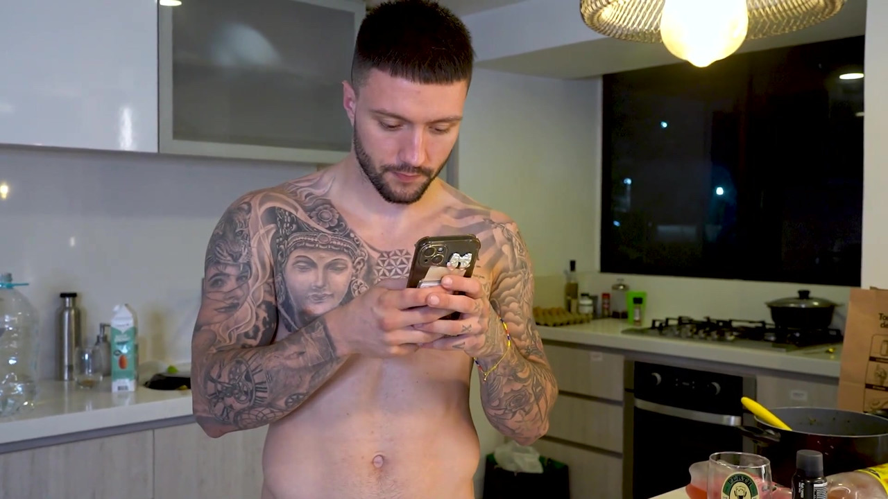 18 岁的哥伦比亚继妹趁父母不在的时候操她姐夫的绿帽奴！Naty delgado和rauls Bud