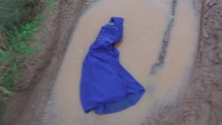 Vestido roxo 2 em poças de lama