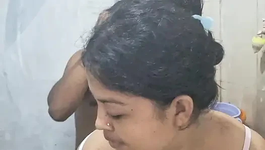 Üvey kız kardeş ve üvey erkek kardeş aynı yatağı ve sert sert sikişiyor
