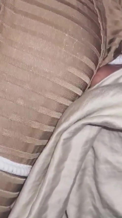 Minha chefe vai longe demais e começa a tocar minha perna para sentir meu pau, então ela começa a chupar, acabamos fodendo a sala de estar | Clipe 1