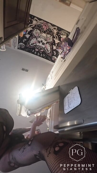 73 reuzin kookt gevulde schelpen - kleine man vastgebonden aan mijn 8-inch hiel pov