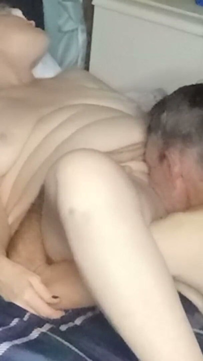 Gorąca BBW MILF pozwala sąsiadowi lizać swoją cipkę! Piękny orgazm! | Klip 3