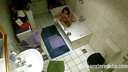 MILF melakukan kebersihan diri di kamar mandi