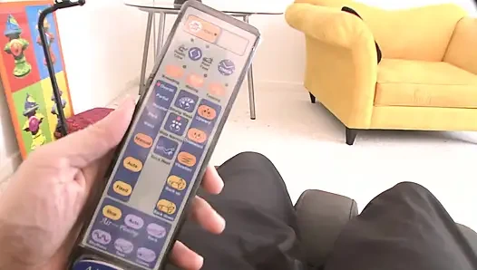 Cewek hot dientot pantatnya pakai dildo dan dicrot di mata