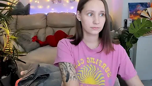 Aku lelah mengisap dan memutuskan untuk menghiburmu dengan klem putingku