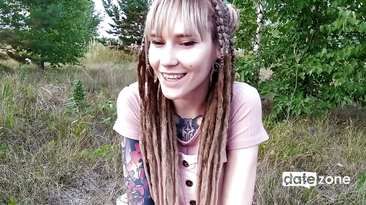 Une fille mince taille une pipe et le fait jouir avec ses pieds