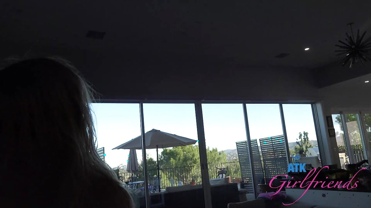 Morena Geneva King em saia curta brinca com sua buceta com vibrador para grandes orgasmos