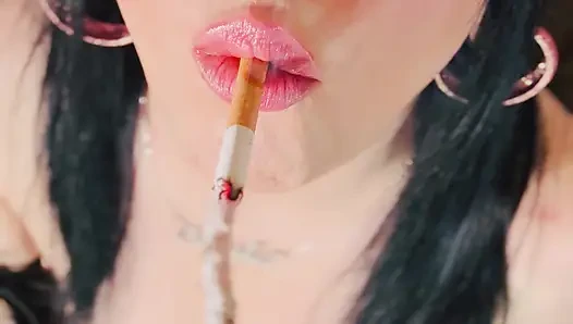 Ein schnelles, baumelndes zigarettenvideo mit dir, schöner rauchenden königin, Tina snua!