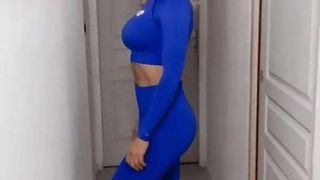 Virginie mumfit (fitgirl) milf in forma calda con i tacchi del vestito sexy