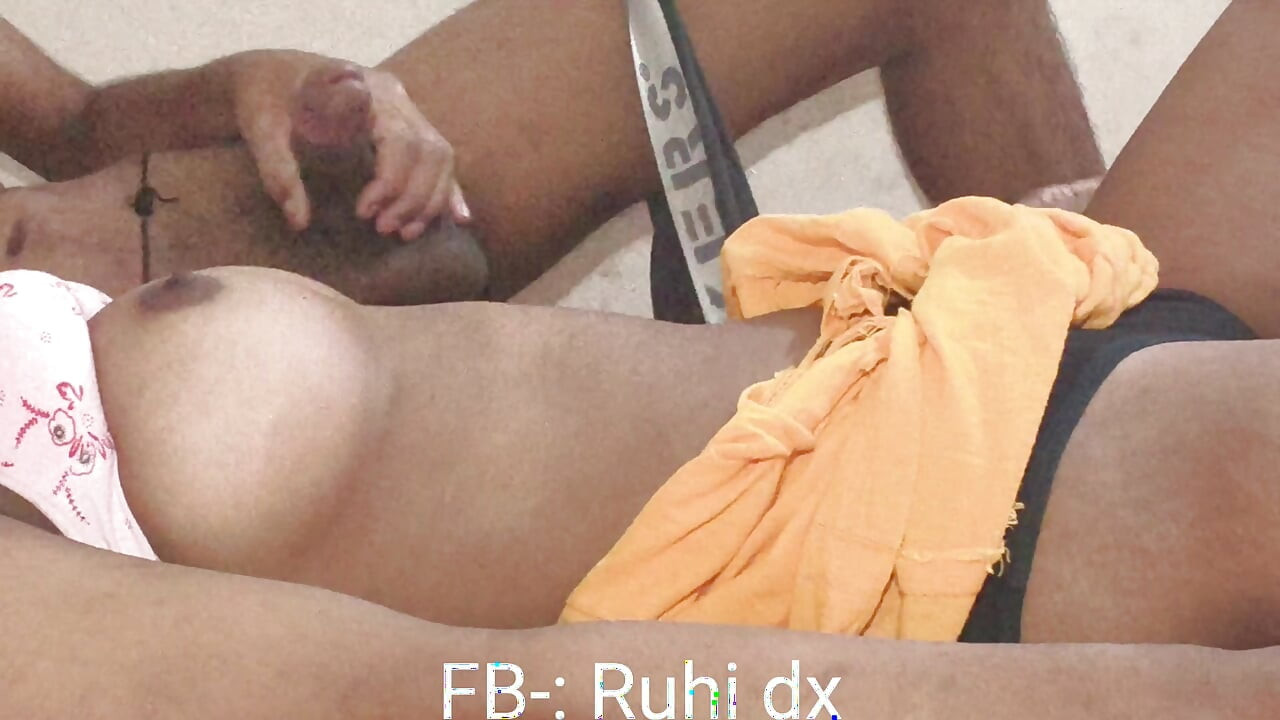 Kapde badalte waqt apni bahen ko dekha aur usne bula ke sex kiya
