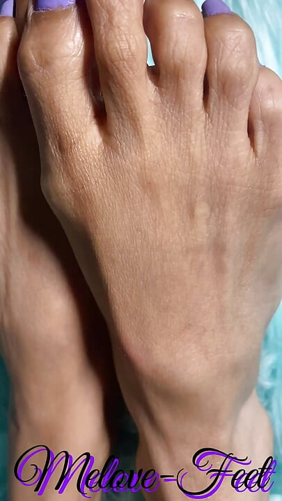 メラブがセクシーな小さな足を見せる