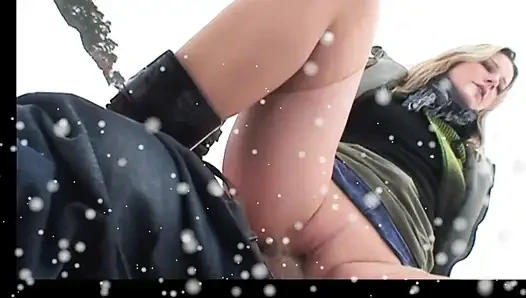 Yaşlı adam açık havada orta yaşlı seksi kadını sikiyor ve genç bir kızın ağzına boşalıyor