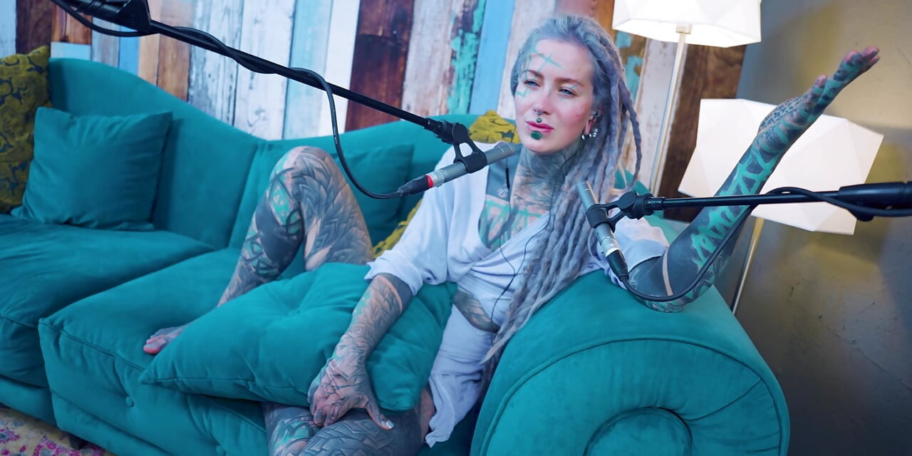 Hablo sobre H - Happiness - asmr podcast sfw hablando gótica flaca chica dreadlocks tatuada modelo chica tatuada