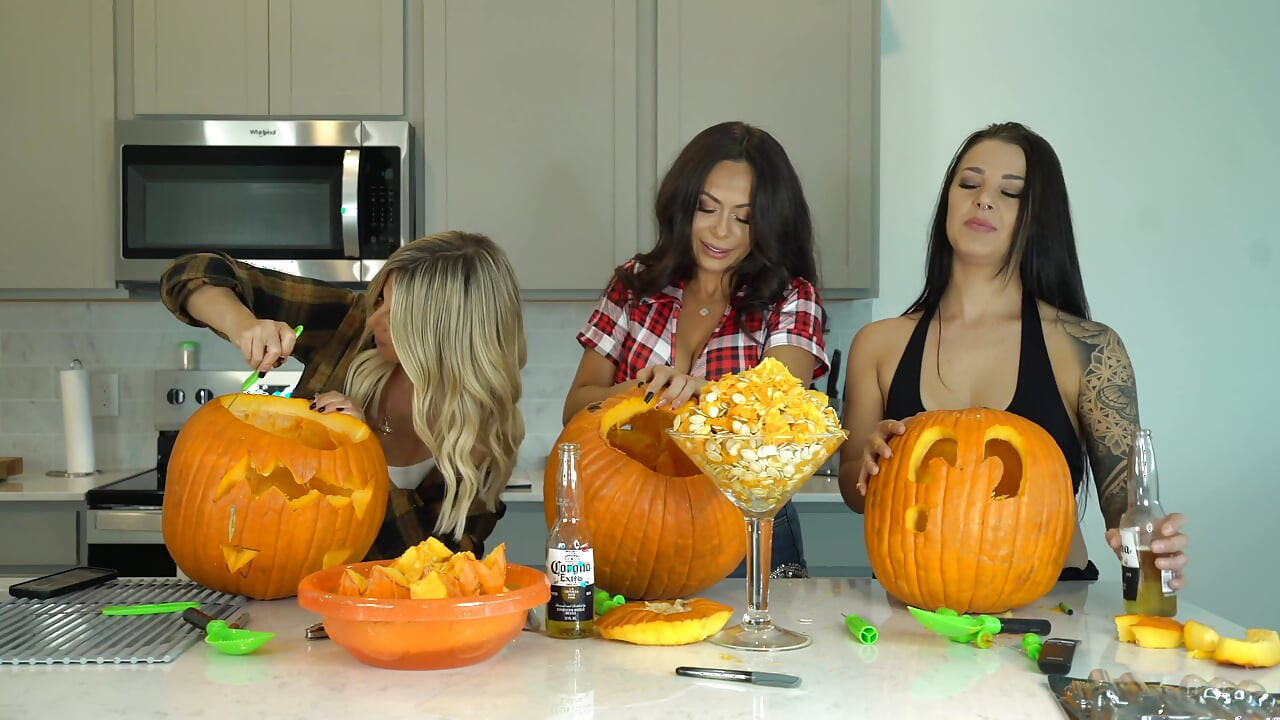 Kiki Mariah_970 Evelin Carve Pumpkins chụp ảnh khỏa thân sau đó