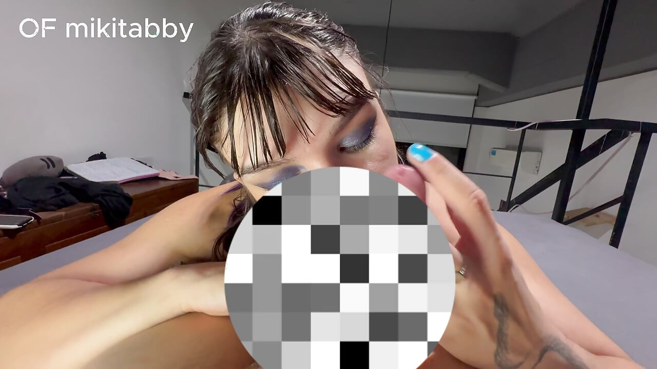 Шлюшка сосет хуй так сексуально в видео от первого лица