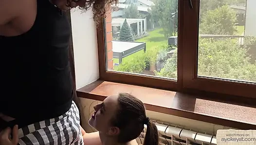 Pencere kenarında mavi gözlü güzelle tutkulu seks... Komşular bizi gördü mü? Yüze büyük boşalma