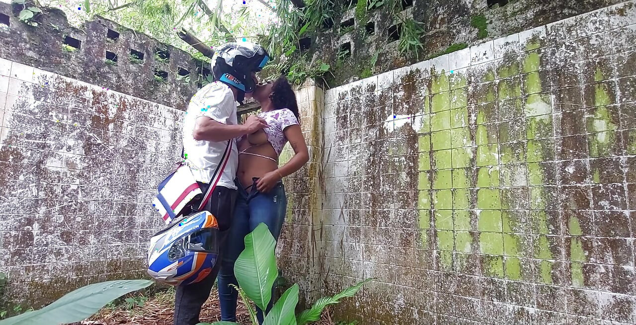 Colombiaanse heeft seks zonder condoom in een verlaten huis