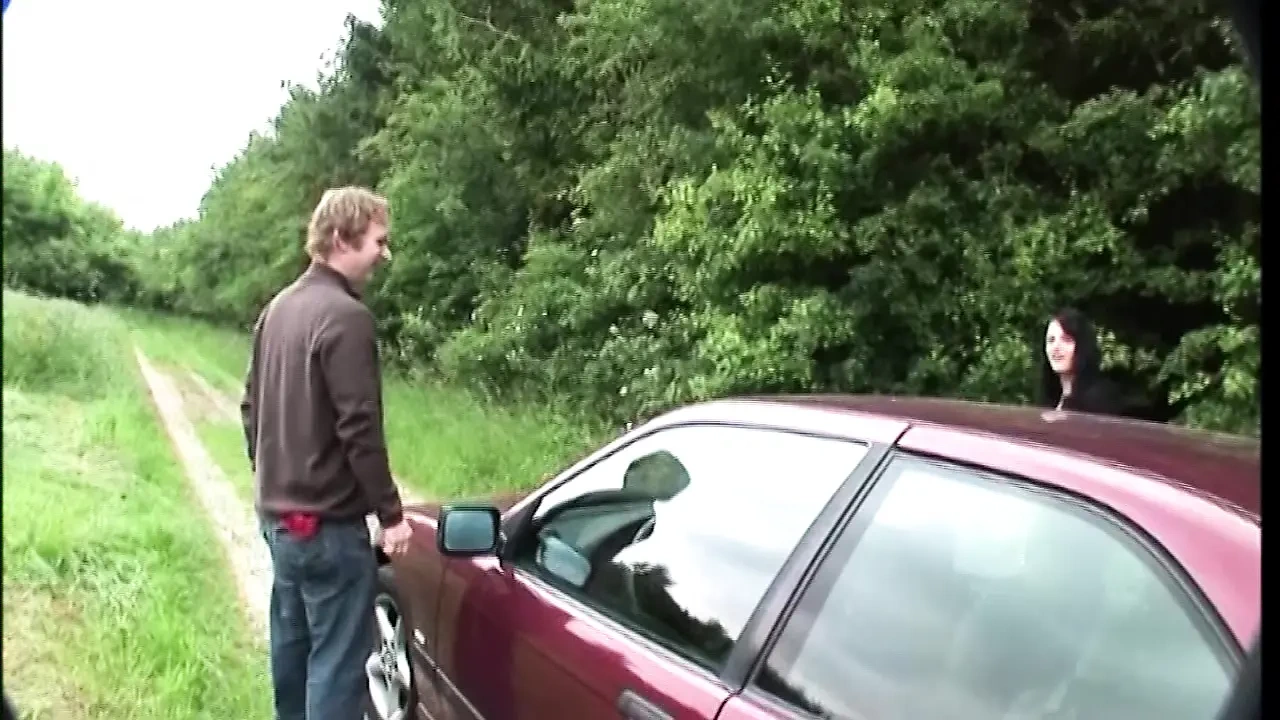 自然丰满的女孩在户外性交