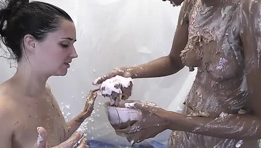 Pixiee Little и Sade Rose сидят на торте