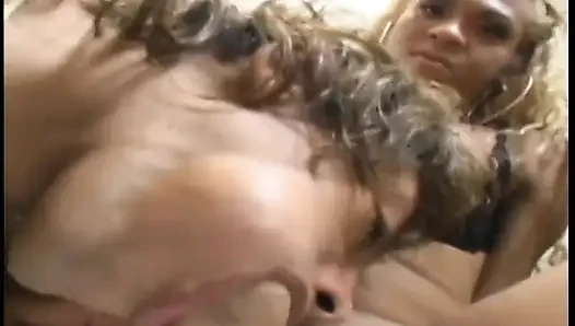 Sarışın kadın erkek tuvalette sikiliyor
