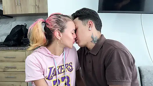 Meçhul kız beni prezervatifsiz sorar ve hayatımızın en iyi seksiyle sonuçlanır.