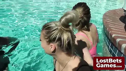 Kavurucu bir gündü, bu yüzden striptiz oynadılar